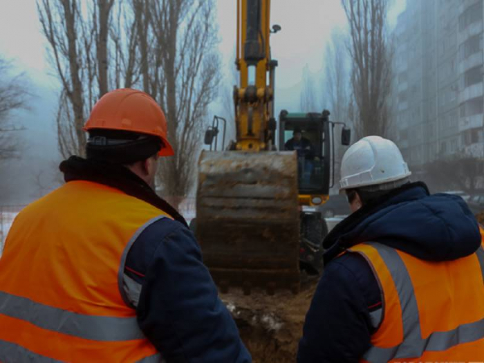 Коммунальщики подобрались к поврежденному водоводу в Волгограде