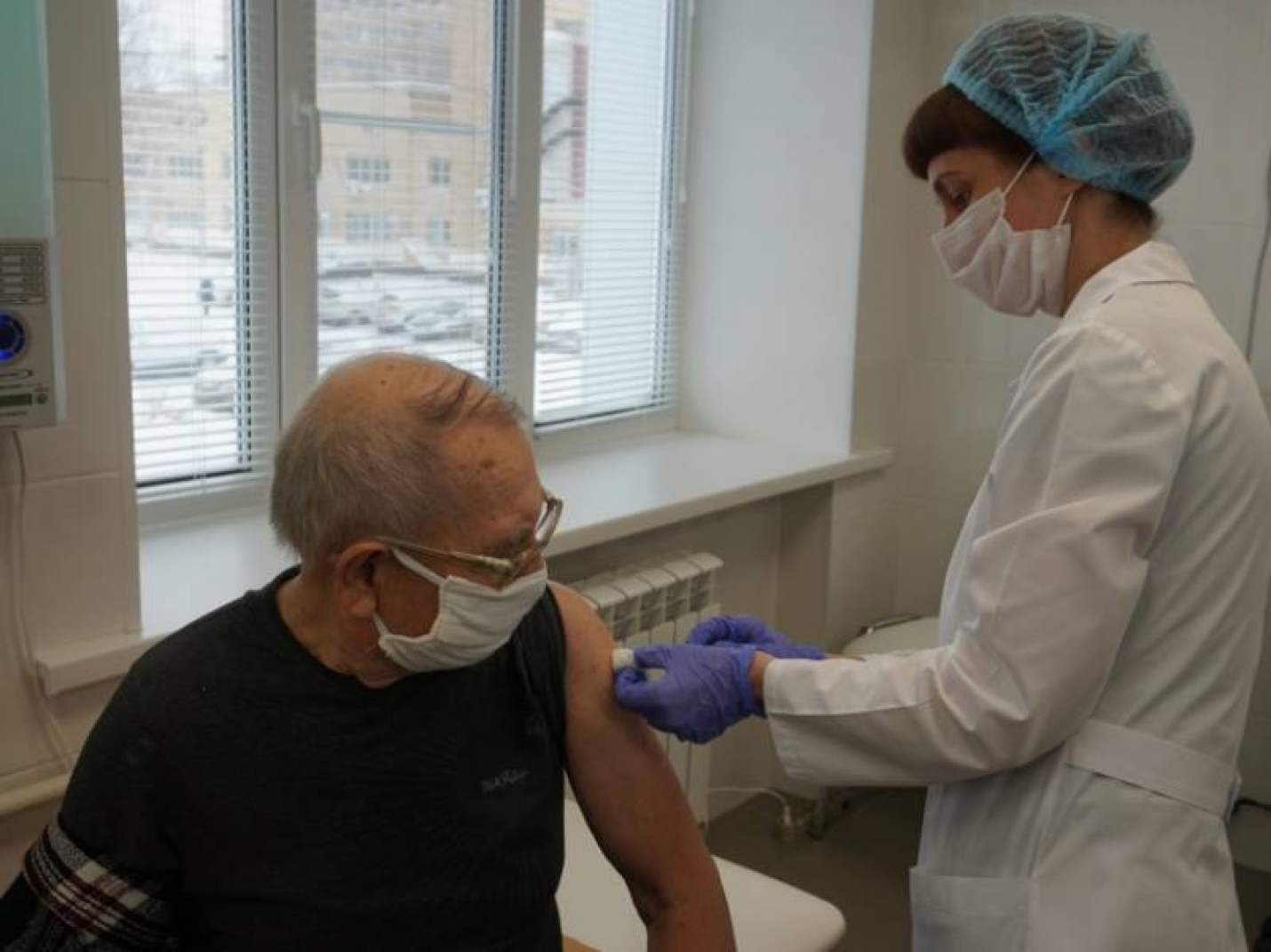 В Волгоградской области стариков будут бесплатно возить на прививку от ковида