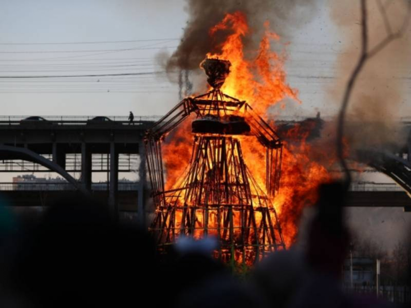 В Волгограде сожгли чучело Масленицы в защитной маске
